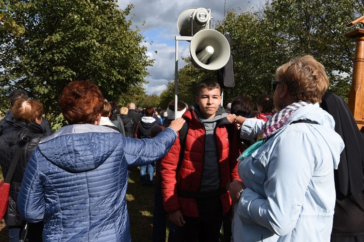 Gestem dłoni położonej na ramieniu przyszłych bierzmowanych starsi prosili o jak najlepsze ich przygotowanie do sakramentu dojrzałości chrześcijańskiej.  