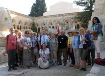 Pątnicy przed kościołem Pater noster (Ojcze nasz) w Jerozolimie.