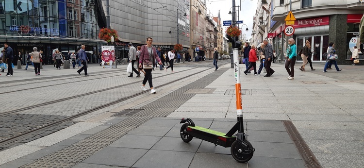 Katowice. Elektryczne hulajnogi opanowały miasto