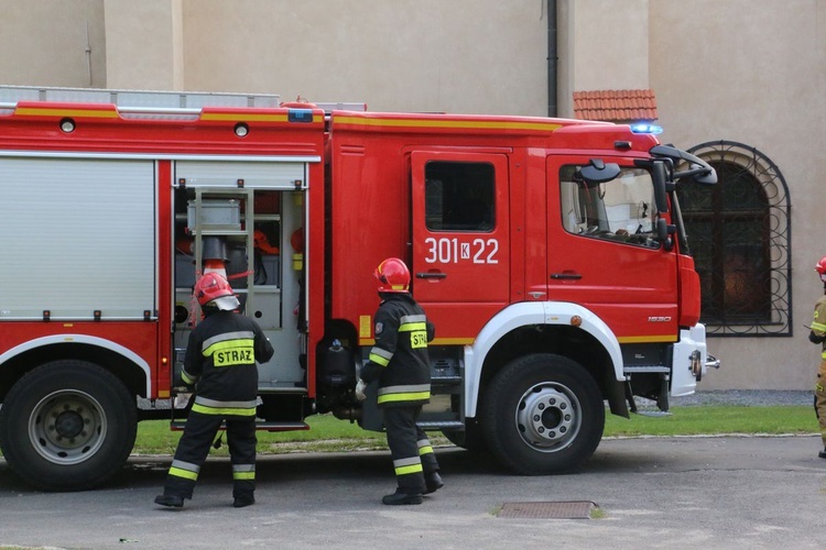 Ćwiczenia strażackie w klasztorze franciszkanów w Krakowie