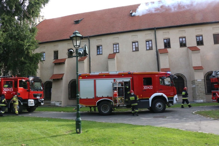 Ćwiczenia strażackie w klasztorze franciszkanów w Krakowie