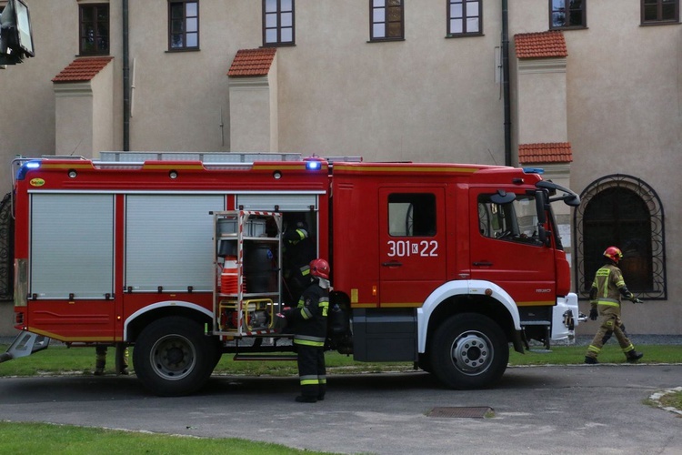 Ćwiczenia strażackie w klasztorze franciszkanów w Krakowie