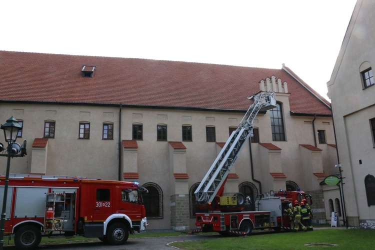 Ćwiczenia strażackie w klasztorze franciszkanów w Krakowie