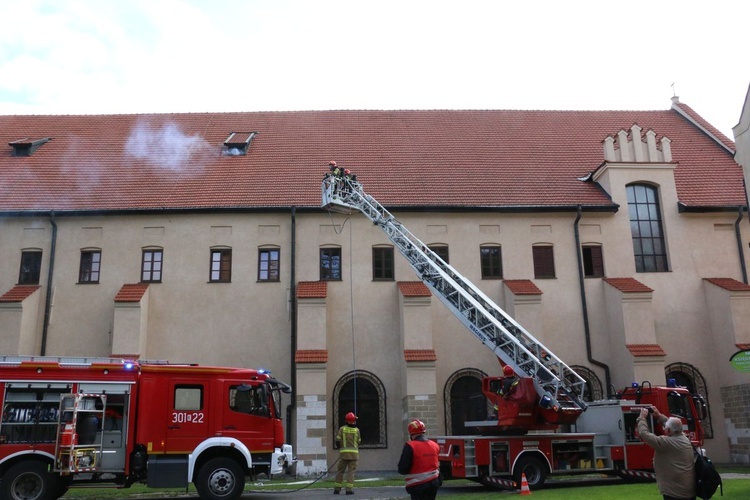 Ćwiczenia strażackie w klasztorze franciszkanów w Krakowie