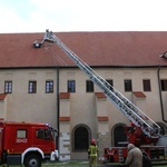 Ćwiczenia strażackie w klasztorze franciszkanów w Krakowie