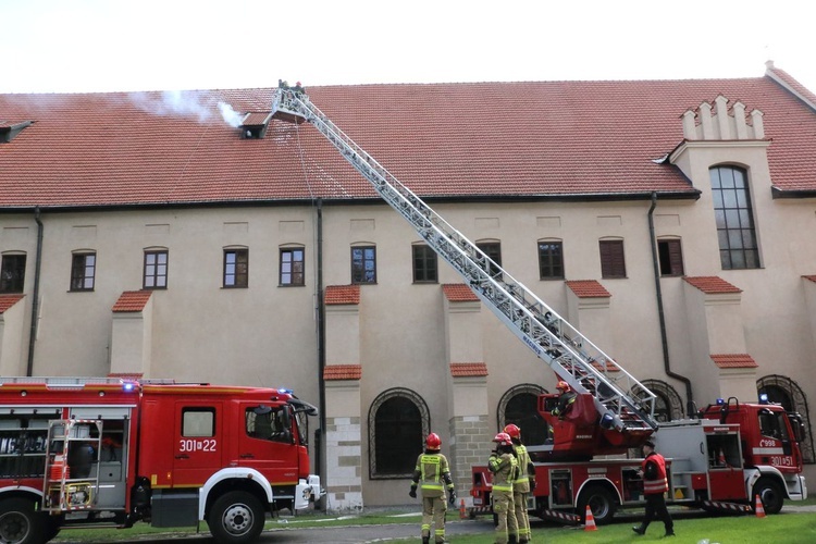 Ćwiczenia strażackie w klasztorze franciszkanów w Krakowie