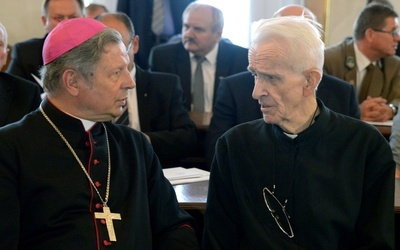 Bp Henryk Tomasik i o. Hubert Czuma na uroczystości, podczas której zasłużony jezuita przyjął honorowe obywatelstwo Radomia.