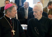 Bp Henryk Tomasik i o. Hubert Czuma na uroczystości, podczas której zasłużony jezuita przyjął honorowe obywatelstwo Radomia.