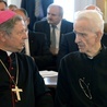 Bp Henryk Tomasik i o. Hubert Czuma na uroczystości, podczas której zasłużony jezuita przyjął honorowe obywatelstwo Radomia.