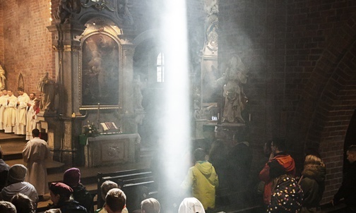 400 osób przez całą noc szło do Matki Bożej Pokornej