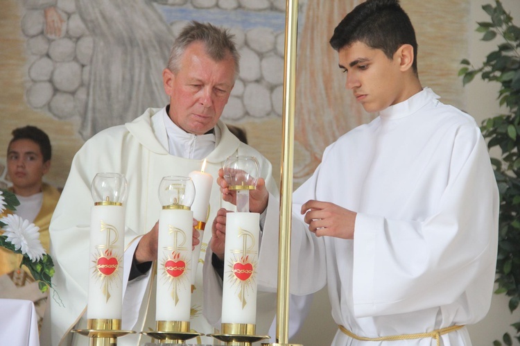Mikołajowice. Konsekracja ołtarza