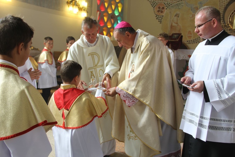 Mikołajowice. Konsekracja ołtarza