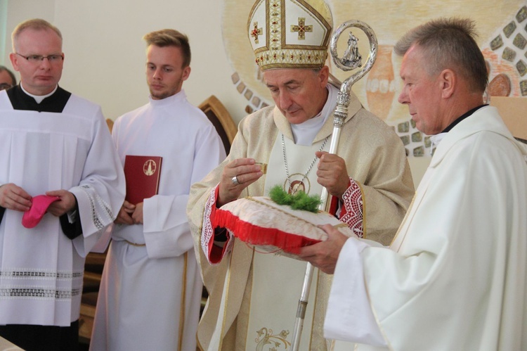 Mikołajowice. Konsekracja ołtarza