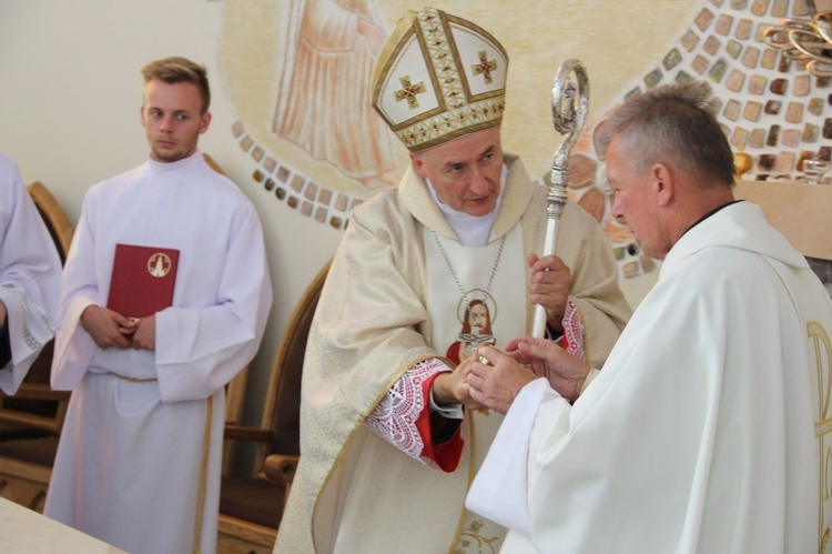 Mikołajowice. Konsekracja ołtarza