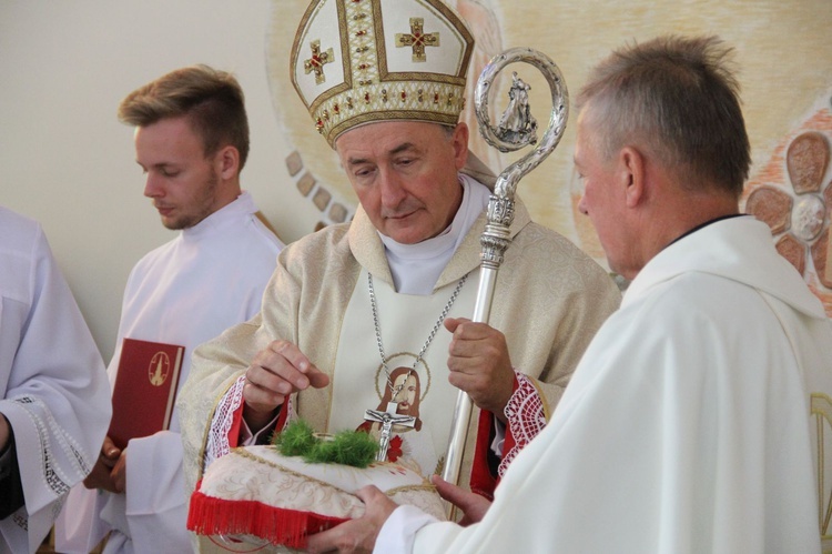 Mikołajowice. Konsekracja ołtarza