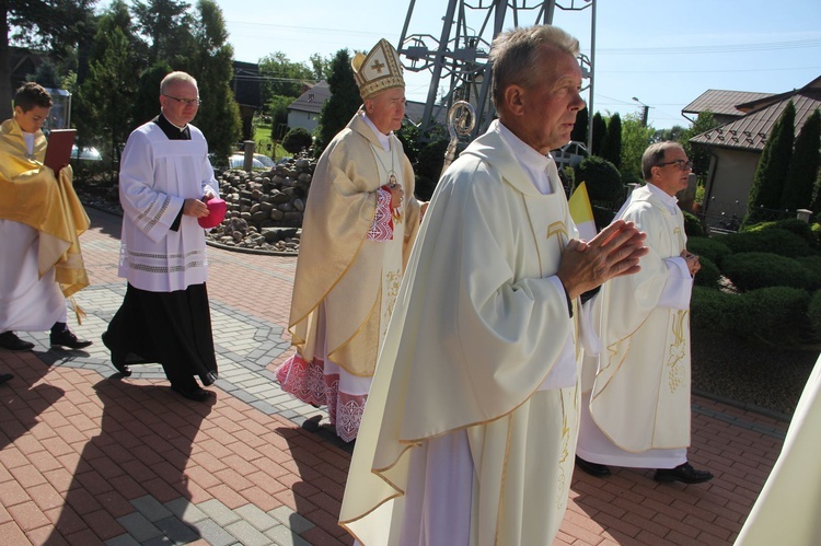 Mikołajowice. Konsekracja ołtarza