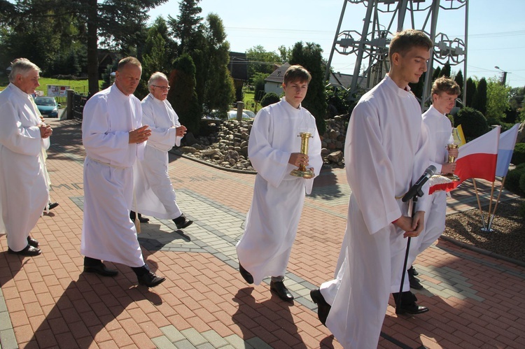 Mikołajowice. Konsekracja ołtarza