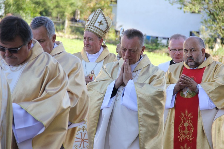 Bystra. Konsekracja ołtarza