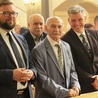 Jubilat Marian Kasprzyk (w środku) z Przemysławem Drabkiem (P) wiceprzewodniczącym bielskiej Rady Miejskiej i Adamem Ruśniakiem (L) wiceprezydentem miasta.