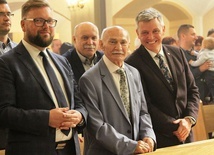 Jubilat Marian Kasprzyk (w środku) z Przemysławem Drabkiem (P) wiceprzewodniczącym bielskiej Rady Miejskiej i Adamem Ruśniakiem (L) wiceprezydentem miasta.