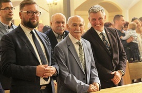 Jubilat Marian Kasprzyk (w środku) z Przemysławem Drabkiem (P) wiceprzewodniczącym bielskiej Rady Miejskiej i Adamem Ruśniakiem (L) wiceprezydentem miasta.