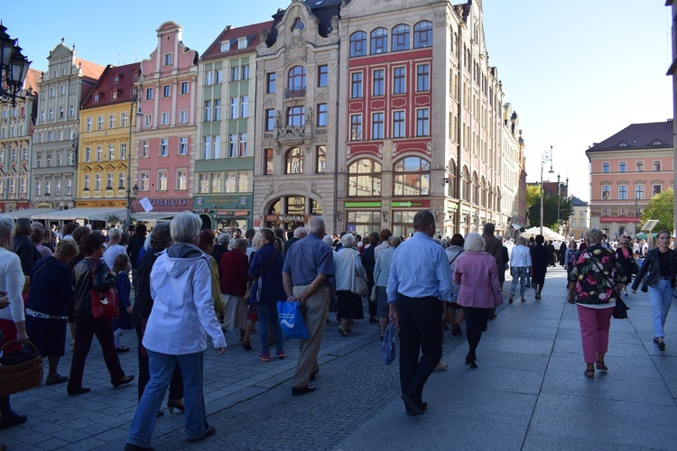 Ulicami Wrocławia ze św. Stanisławem i św. Dorotą