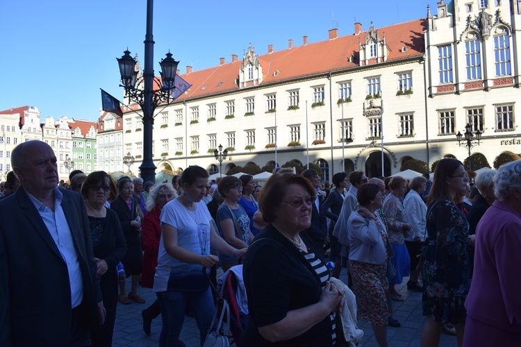 Ulicami Wrocławia ze św. Stanisławem i św. Dorotą