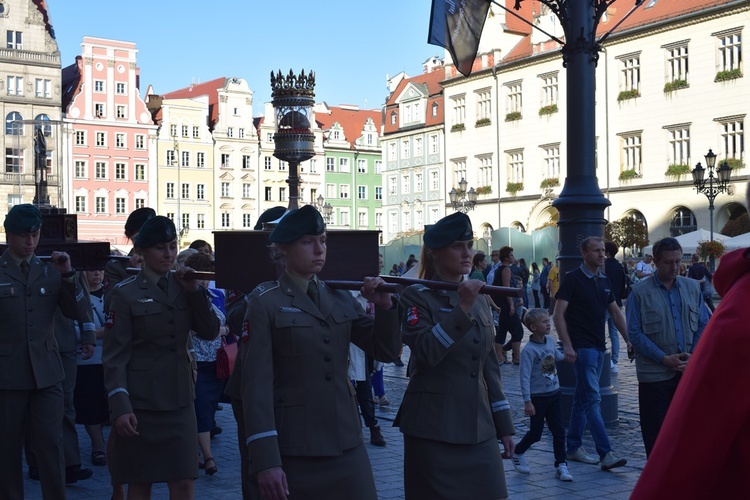 Ulicami Wrocławia ze św. Stanisławem i św. Dorotą