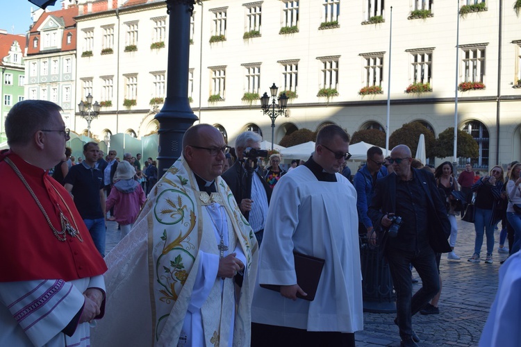 Ulicami Wrocławia ze św. Stanisławem i św. Dorotą