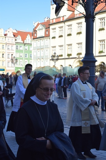 Ulicami Wrocławia ze św. Stanisławem i św. Dorotą