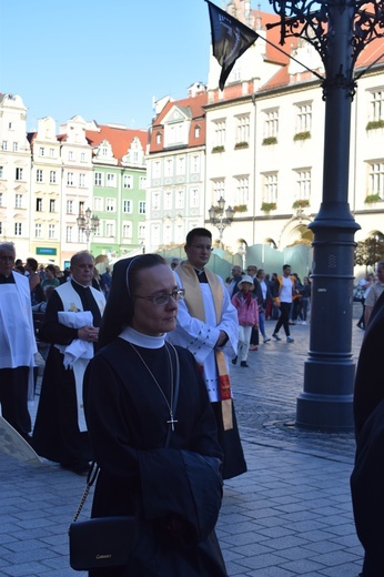 Ulicami Wrocławia ze św. Stanisławem i św. Dorotą