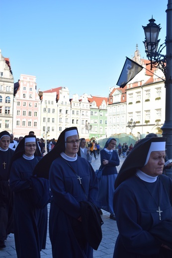 Ulicami Wrocławia ze św. Stanisławem i św. Dorotą