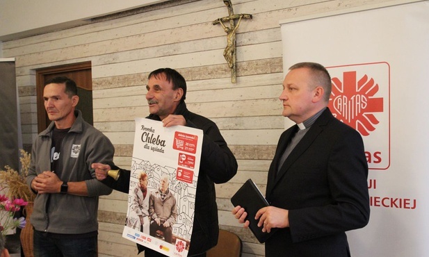 Od lewej: Grzegorz Giercuszkiewicz, Andrzej Sitarz i ks. Robert Kurpios - organizatorzy spotkania z kromką chleba w bielskim Wieczerniku.