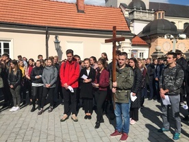 Młodzi modlili sie także podczas Drogi Krzyżowej.