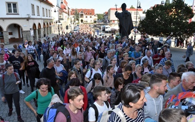 Limanowa. LSO, DSM i rzesza pieszych pielgrzymów z Nowego Sącza