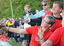 Młodzi w koszulkach z hasłem tegorocznego "Light for life" robiący sobie pamiątkowe zdjęcie.