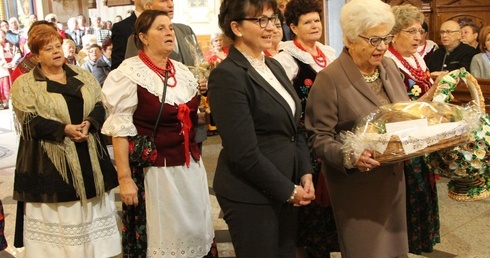 Uczestnicy pielgrzymki KGW podczas procesji z darami. Z przodu, z lewej - Danuta Kożusznik, organizatorka pielgrzymki.