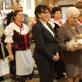 Uczestnicy pielgrzymki KGW podczas procesji z darami. Z przodu, z lewej - Danuta Kożusznik, organizatorka pielgrzymki.