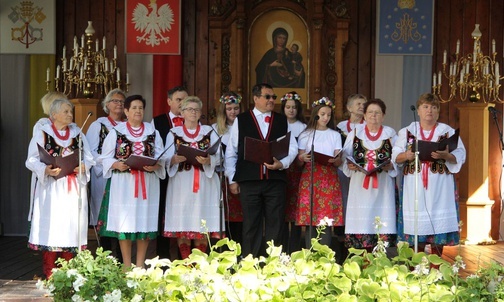 "Grojczanie" z Grojca podczas prezentacji swojego repertuaru pieśni w Rychwałdzie.