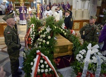 Liturgii pogrzebowej śp. o. Huberta Czumy przewodniczył bp Henryk Tomasik.