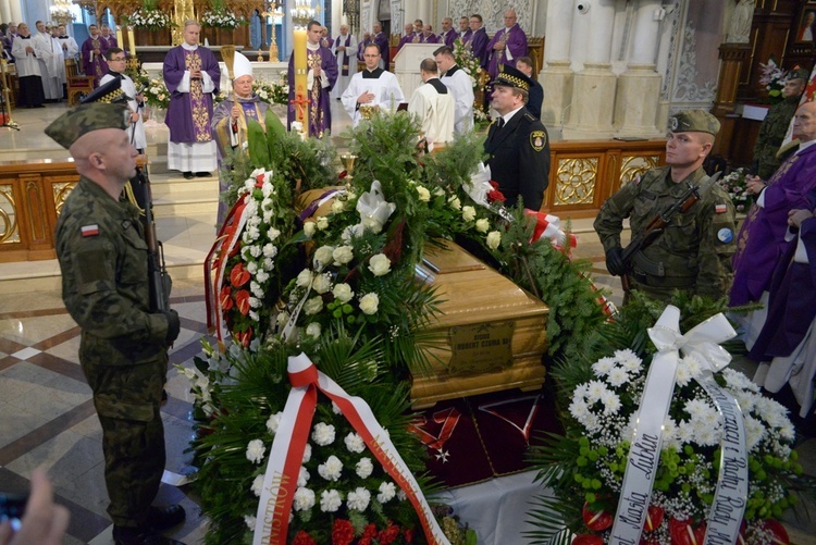 Liturgii pogrzebowej śp. o. Huberta Czumy przewodniczył bp Henryk Tomasik.