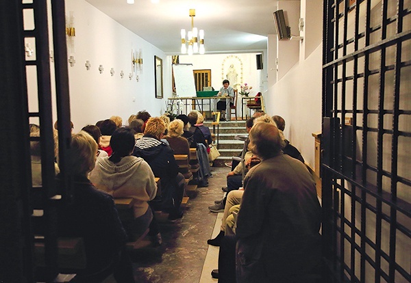 ▲	Dr Danuta Piekarz prelekcję wygłosiła w kaplicy sióstr karmelitanek bosych w Elblągu.