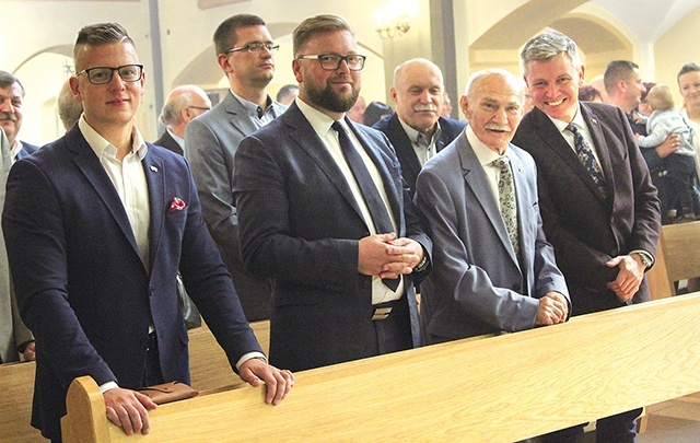 Jubilat (drugi z prawej) z przedstawicielami bielskich władz w Kamienicy.