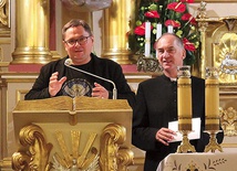 Ks. kustosz Piotr Konieczny z prelegentem pierwszego w nowym sezonie wydarzenia z serii „W mocy Bożego Ducha”.