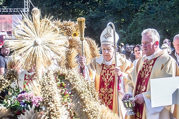 ▼	Abp Edmund Piszcz poświęcił przyniesione wieńce dożynkowe.