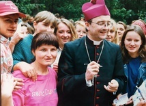 Abp Józef Życiński wśród młodych diecezjan tarnowskich.