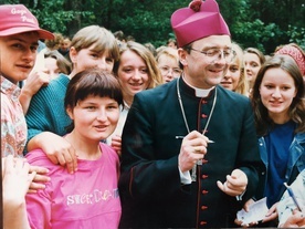 Abp Józef Życiński wśród młodych diecezjan tarnowskich.