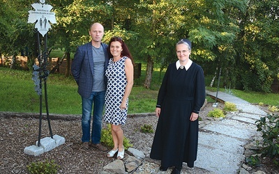 Monika i Krzysztof Dziubowie wraz z s. Renatą.