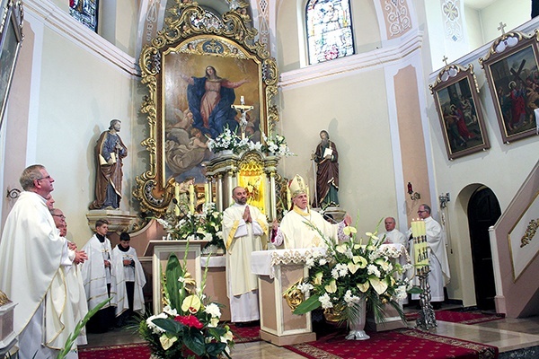 Uroczystość rocznicowa w łabędzkiej świątyni. 