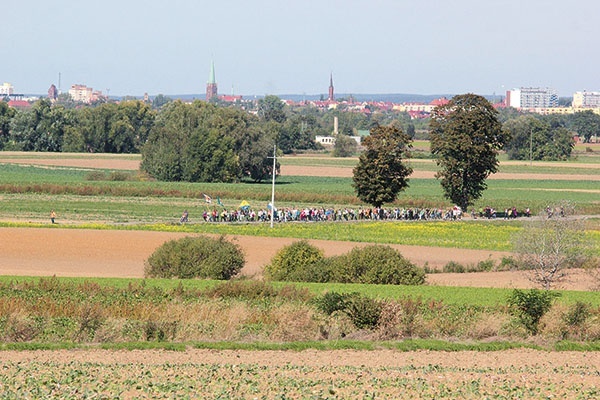 ▲	Pątnicy zmierzali do sanktuarium św. Jadwigi, księżnej legnickiej. 